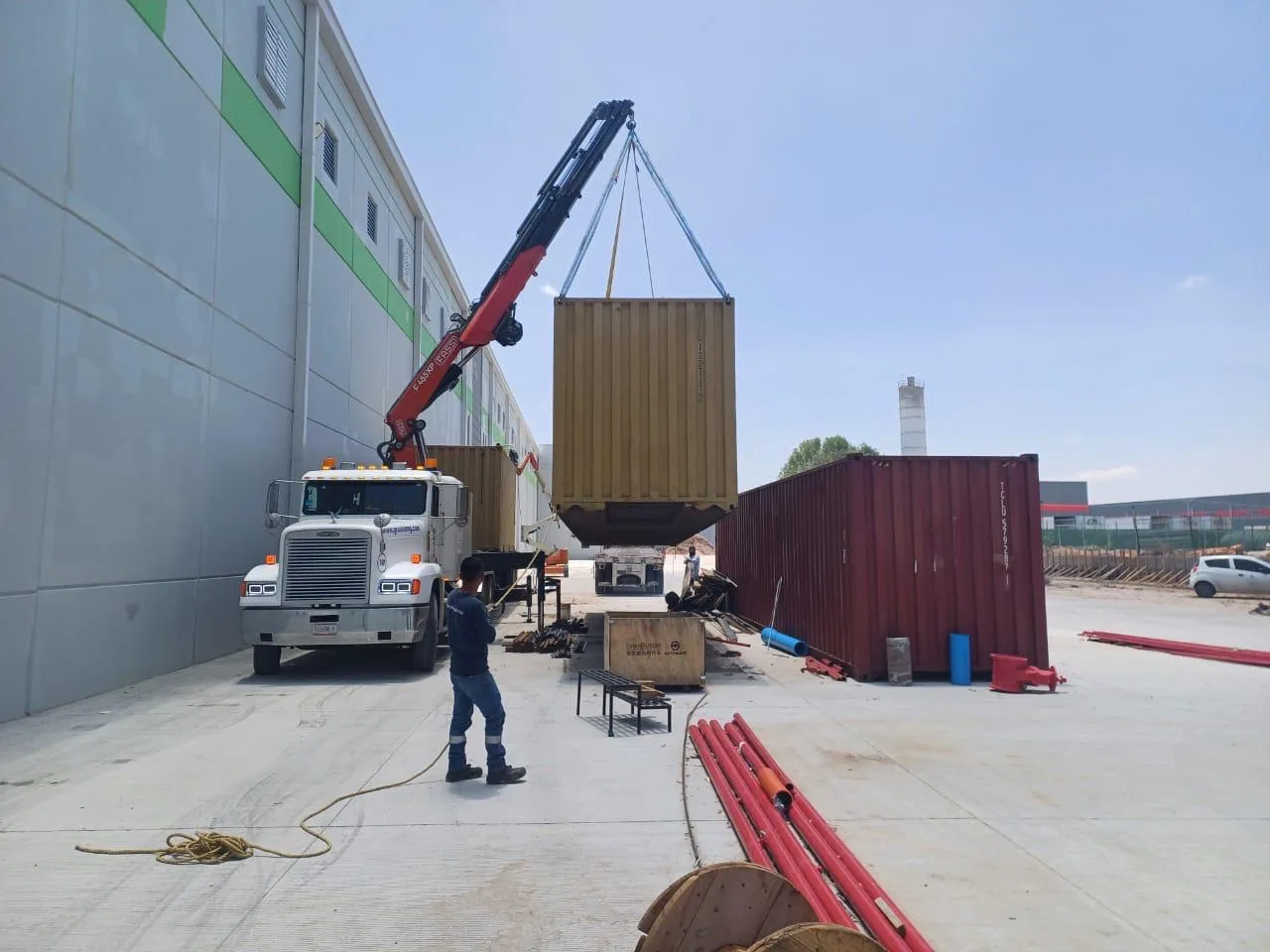 Proyecto comercial con contenedores marítimos
